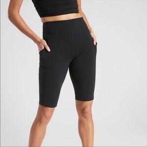 Athleta Excursion Hybrid 11" Short
